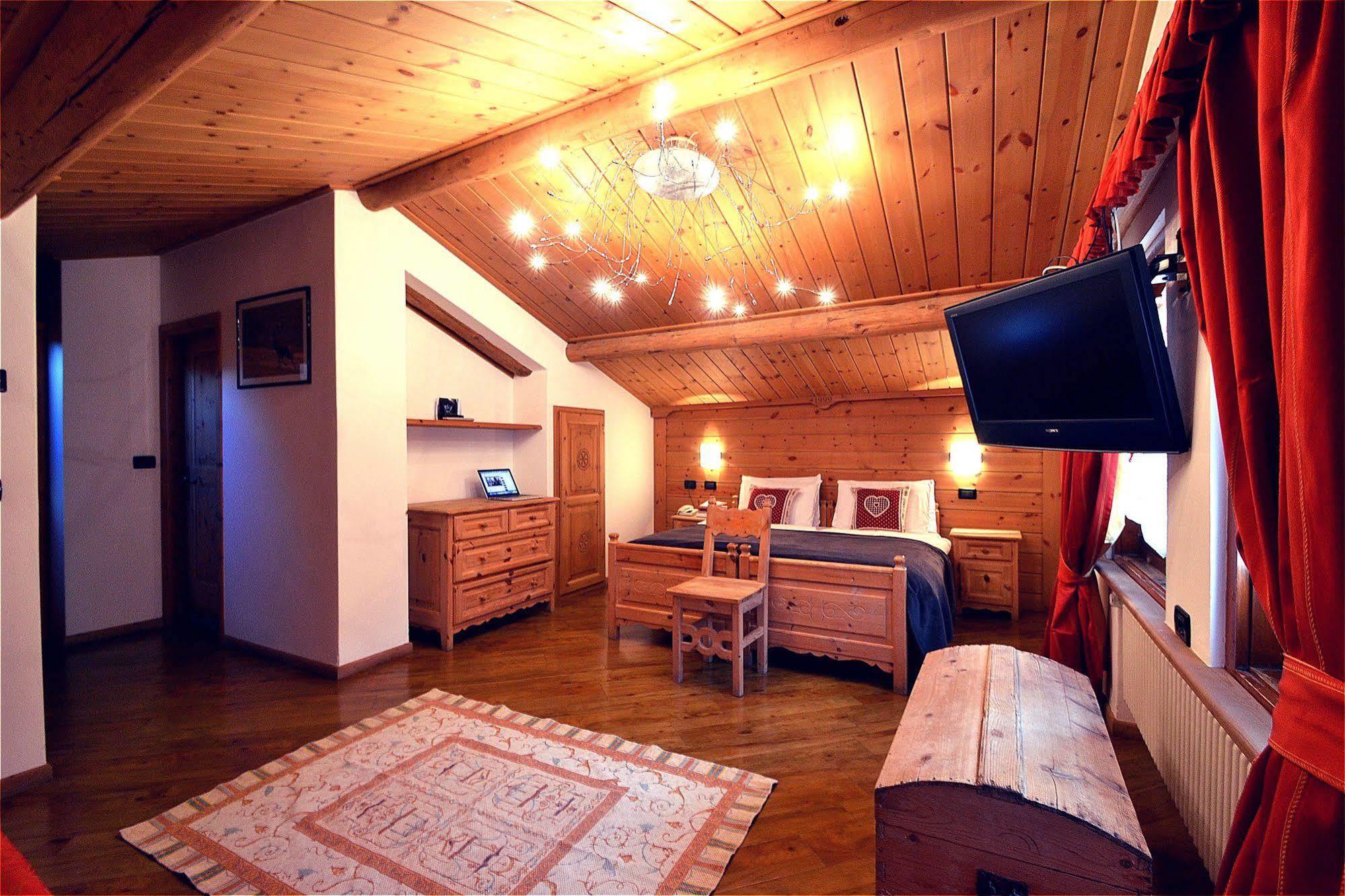 Hotel Piccolo Tibet Livigno Exteriör bild
